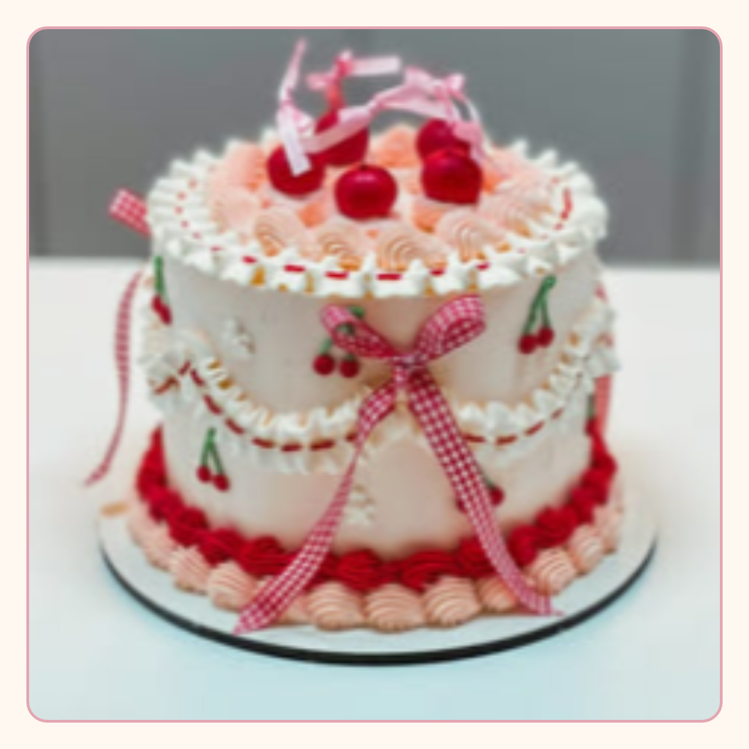 Bolo de mesversário decorado com laços e cerejas