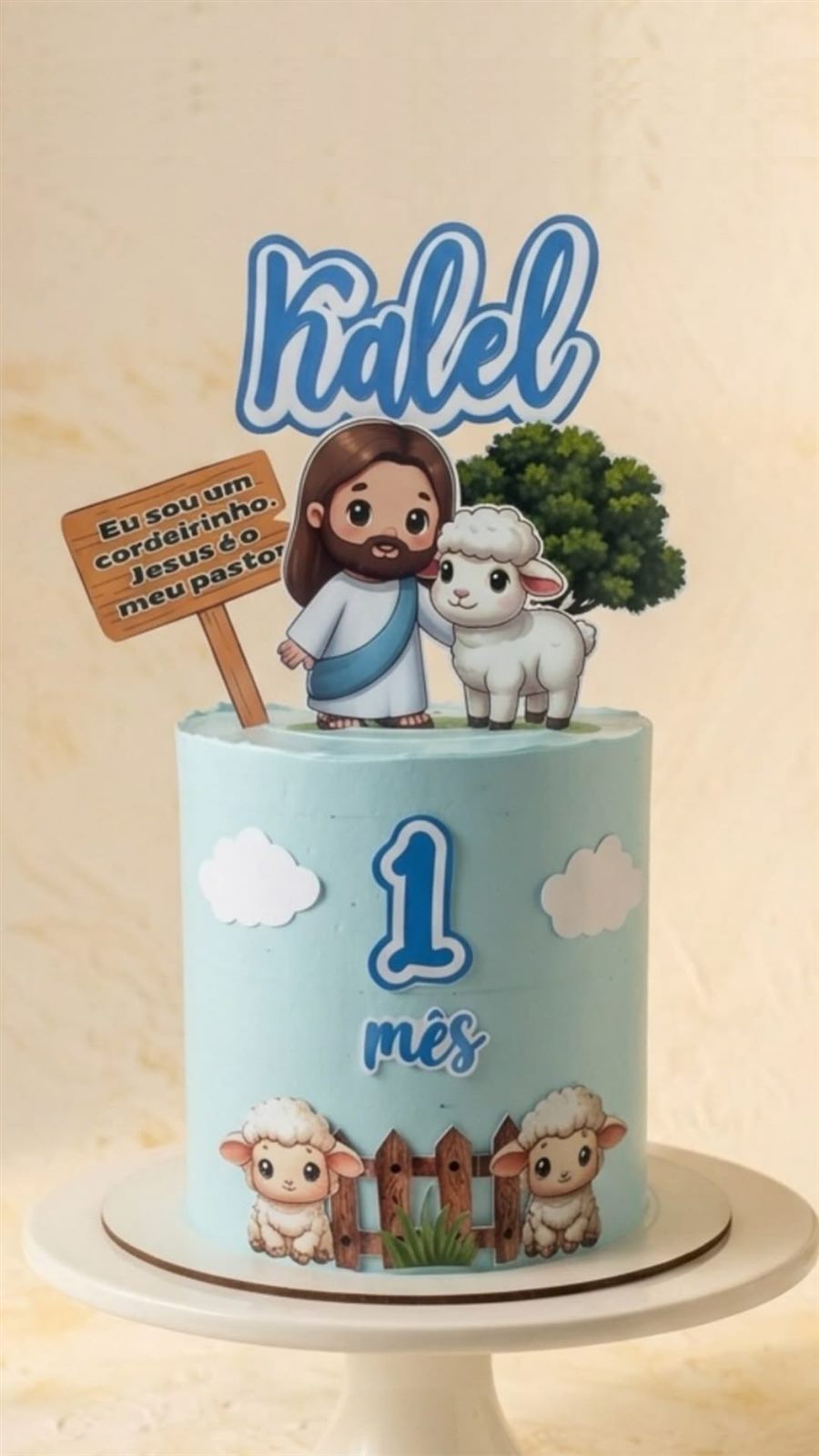 Bolo de 1º mesversário azul claro com topper de cordeirinho, feito em casa