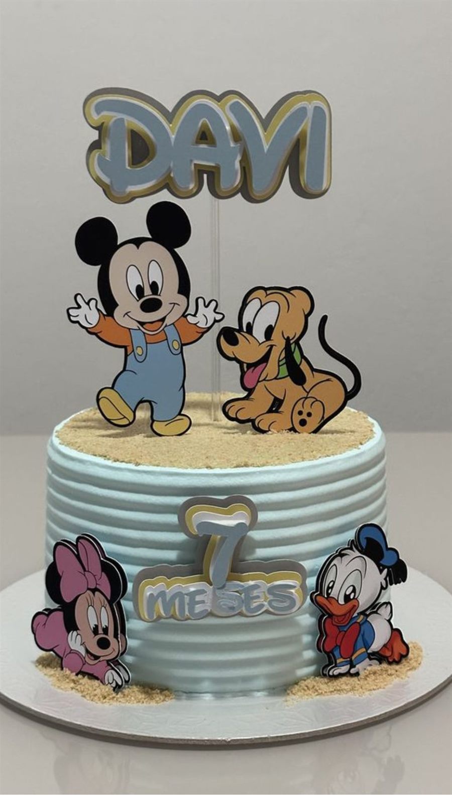 Bolo de mesversário de 7 meses azul com personagens de desenho