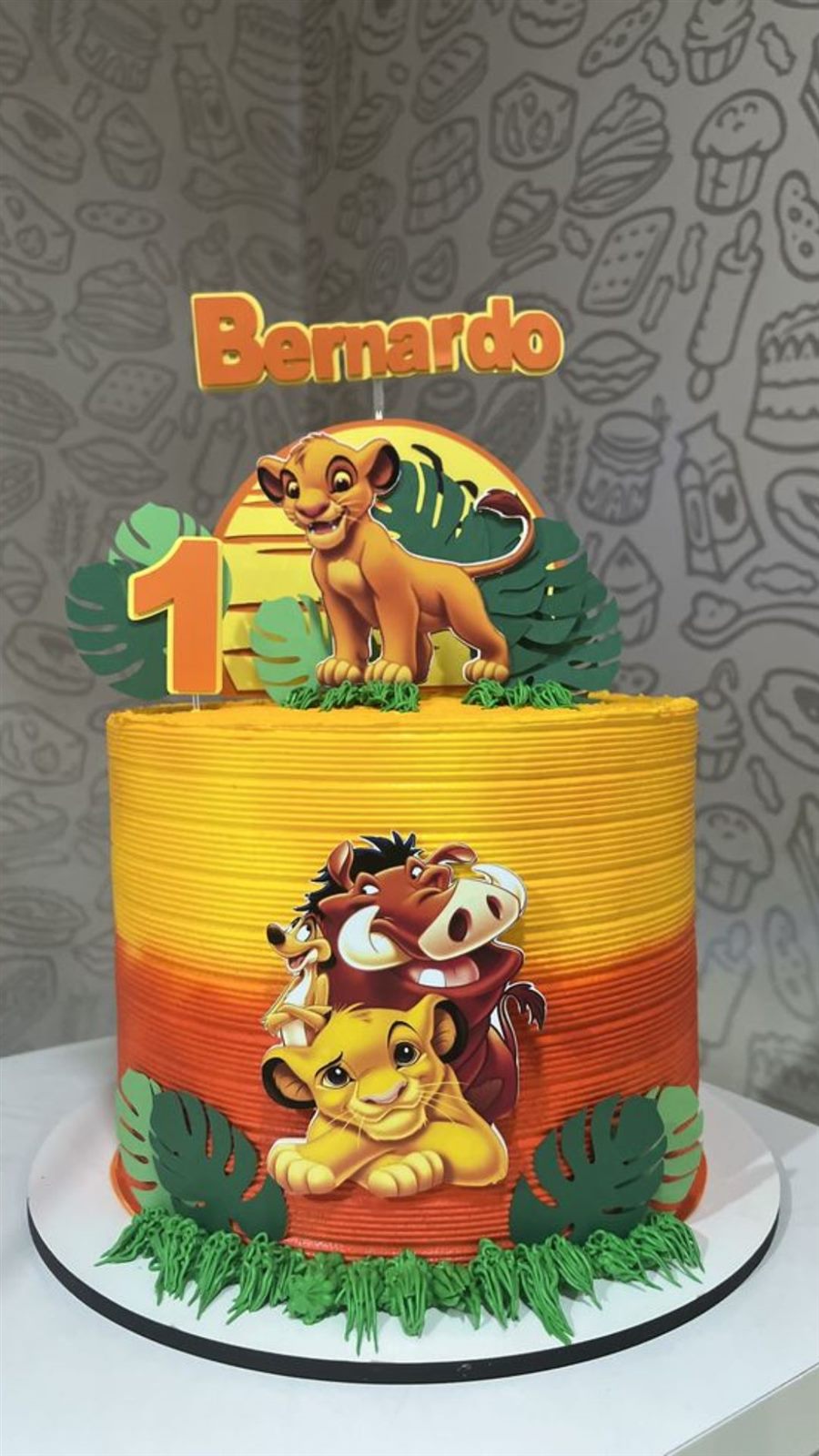 Bolo de 1 aninho em tons de laranja com tema safári
